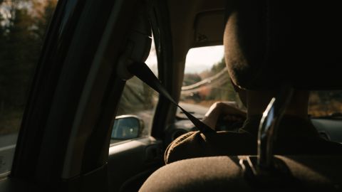 Momento en que una bala perdida atraviesa el parabrisas mientras una pareja conduce por una autopista de California