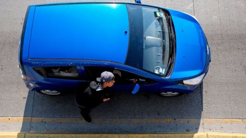 Mujer atropella a ladrones que querían robarle su auto