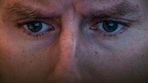 Mujer de Virginia le arranca los ojos a su vecino porque no valoró su comida