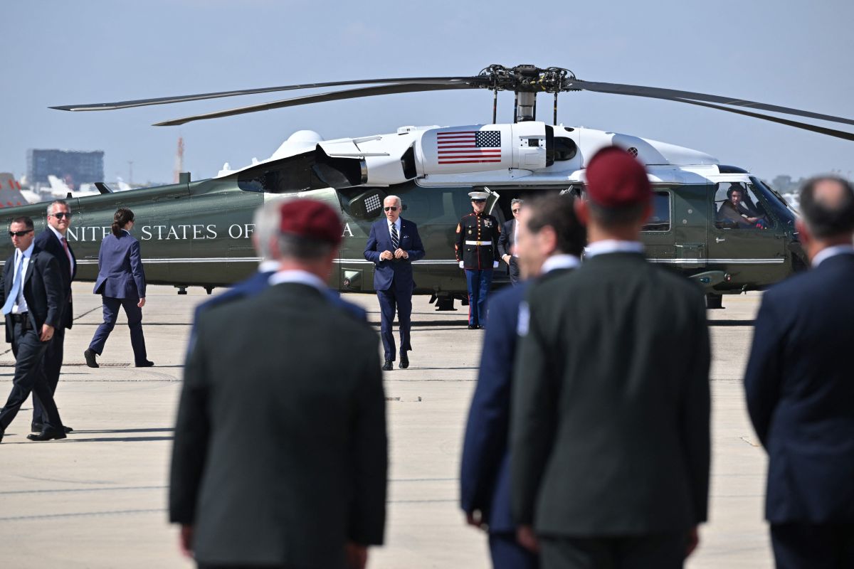 Joe Biden se dirige a abordar el Air Force One antes de partir del aeropuerto Ben Gurion de Israel el 15 de julio.