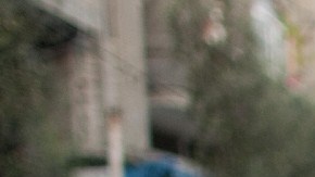 Niño cargando un arma