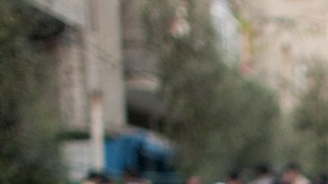 Niño cargando un arma