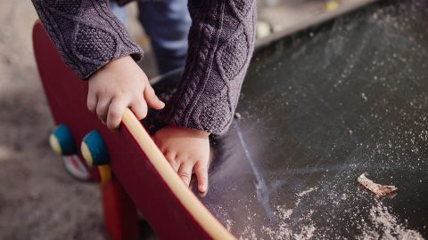 La madre del niño asegura que se queja del dolor de cuello y tiene pesadillas.