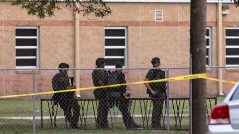Nuevo video muestra a Salvador Ramos deambulando por los pasillos de la escuela de Uvalde y a los policías huyendo de los disparos