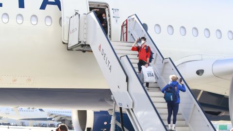 Ofrecen $10,000 dólares a cada uno de los pasajeros de Delta que se bajaran de un vuelo sobrevendido