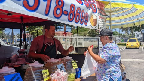 Edwin Chávez en el Farmers Market de Wilmington. (Jacqueline García/La Opinión)
