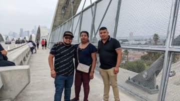 La familia Díaz cruza el puente de la Calle Sexta. (Jacqueline García/La Opinión)