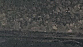 El señor Gabriel Benítez junto a los escombros del que era su hogar en Lincoln Heights. (Jacqueline García/La Opinión)