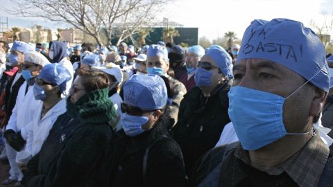 Para obtener sus títulos, los estudiantes de medicina de México practican “a punta de pistola” en pueblos remotos dominados por los cárteles