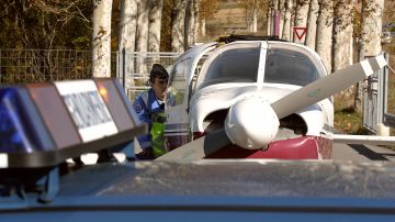 Pasajero muere al saltar de un avión sin paracaídas antes de un aterrizaje de emergencia