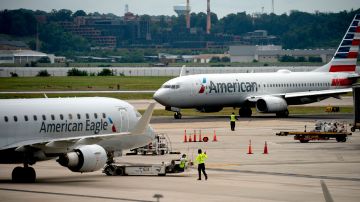 Pasajeros de American Airlines varados y acalorados durante 6 horas sin aire acondicionado para ahorrar combustible