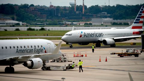 Pasajeros de American Airlines varados y acalorados durante 6 horas sin aire acondicionado para ahorrar combustible