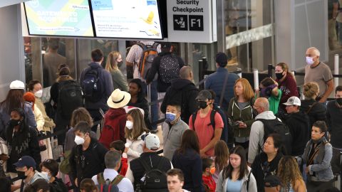 Peligro de bomba provoca evacuación de miles de pasajeros en el Aeropuerto de San Francisco con un hombre arrestado