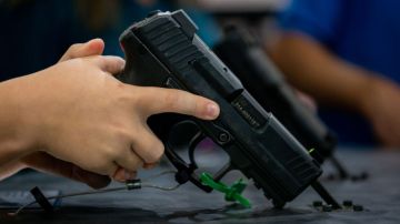 Policías de Guanajuato enseñan a estudiantes de secundaria a usar armas