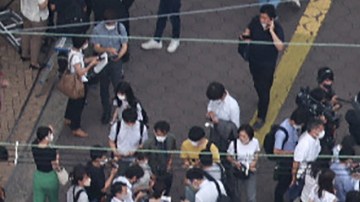 Presunto asesino de Shinzo Abe fotografiado detrás de él antes de herir mortalmente al ex primer ministro