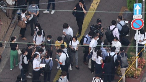 Presunto asesino de Shinzo Abe fotografiado detrás de él antes de herir mortalmente al ex primer ministro