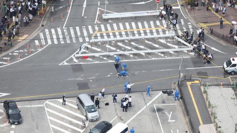 Presunto asesino de Shinzo Abe fotografiado detrás de él antes de herir mortalmente al ex primer ministro