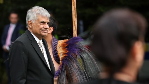 Primer ministro Wickremesinghe juró como presidente interino de Sri Lanka, mientras Parlamento define al sucesor de Rajapaksa