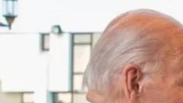 Joe Biden y Mohammed bin Salman se saludan durante la visita de Biden a Arabia Saudita.