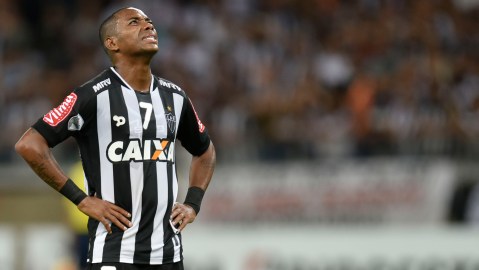 Robinho sigue en aprietos y a la espera si se concreta su extradición a Italia.
