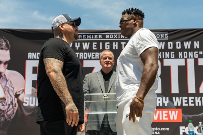 Cara a cara de Andy Ruiz (i) y Luis Ortiz (d) antes de su pelea del 4 de septiembre de 2022.