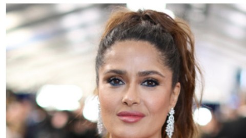 Video: Salma Hayek presume su caótica cena con Tom Cruise en Londres