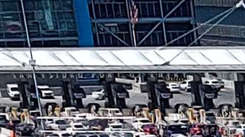 Los cruces a Tijuana no han disminuido, pese a los actos de violencia de las últimas 24 horas. (Impremedia)
