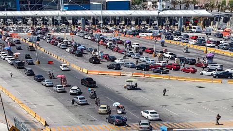 Los cruces a Tijuana no han disminuido, pese a los actos de violencia de las últimas 24 horas. (Impremedia)