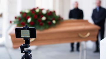 VIDEO Se vuelve viral tras grabar 'trend' en pleno funeral de su tío