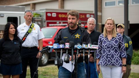 Sospechoso de asesinar a 6 personas en desfile de Highland Park se disfrazó de mujer y disparó más de 70 balas