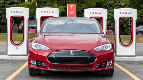 Tesla continúa mostrando su fuerza en el mercado automotriz tras superar a Mercedes y BMW en ventas de autos de lujo