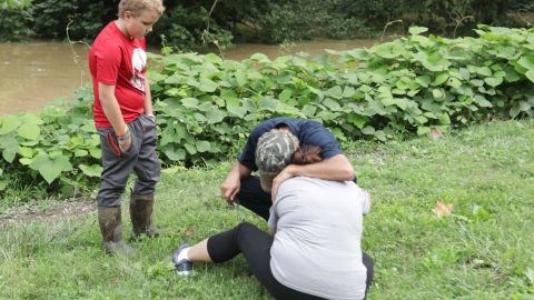 Tragedia por inundación en Kentucky cuando 4 niños de entre 1 y 8 años murieron al ser arrastrados por la corriente de los brazos de sus padres