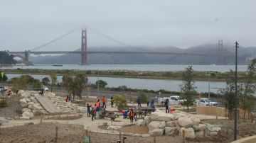 Una vista del nuevo parque Presidio Tunnel Tops, con la impresionante vista del puente Golden Gate. (Fernando A. Torres / La Opinión de la Bahía)