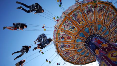 VIDEO Carrusel de feria repleto de niños se colapsó en el aire y dejó 20 heridos