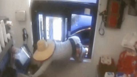 VIDEO: Hombre con sombrero de paja en Florida trepa por la ventanilla “drive-thru” de un Wendy’s y roba la caja registradora