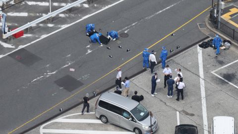 VIDEO Momento en que el presunto asesino de Shinzo Abe es derribado por agentes de seguridad después de que le disparó al ex primer ministro