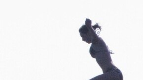 VIDEO Mujer de 22 años saltó 50 pies desde un puente y se quebró la columna vertebral