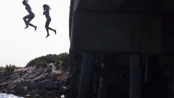 VIDEO Mujer de 22 años saltó 50 pies desde un puente y se quebró la columna vertebral
