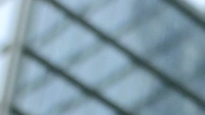 Video muestra a trabajador de una construcción gritando mientras se sujeta a una cuerda de una grúa a cientos de pies del suelo