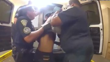 Video muestra el instante en que un hombre esposado se rompe el cuello para quedar paralítico dentro una patrulla de la policía