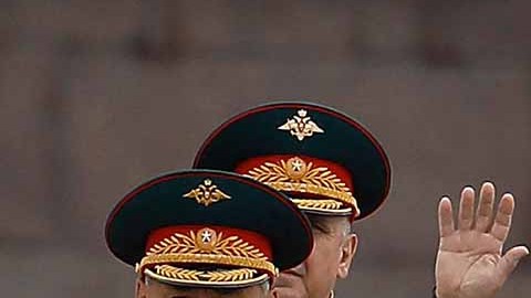 Vladímir Putin al lado de sus líderes de su ejército