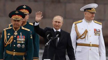 Vladímir Putin al lado de sus líderes de su ejército