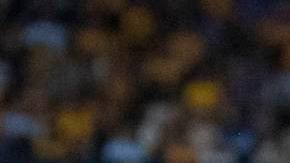 Yeferson Soteldo (d) de Tigres de la UANL disputa el balón con Manuel Mayorga (i) de Cruz Azul.