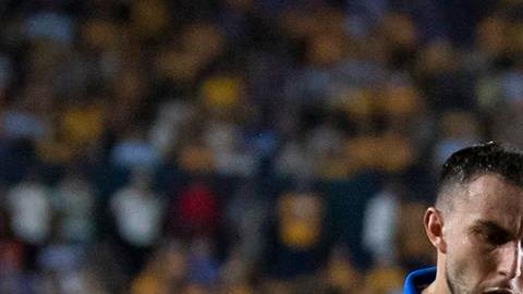 Yeferson Soteldo (d) de Tigres de la UANL disputa el balón con Manuel Mayorga (i) de Cruz Azul.