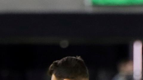 El delantero polaco no pudo anotar en su debut.