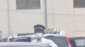 El sospechoso fue confrontado por un agente de policía después del ataque.