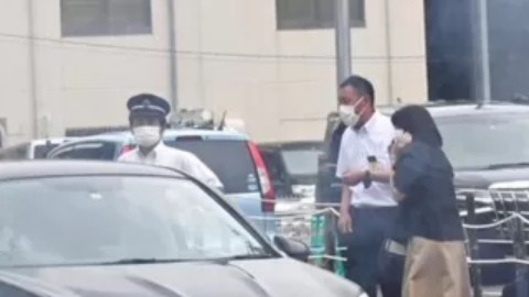 El sospechoso fue confrontado por un agente de policía después del ataque.