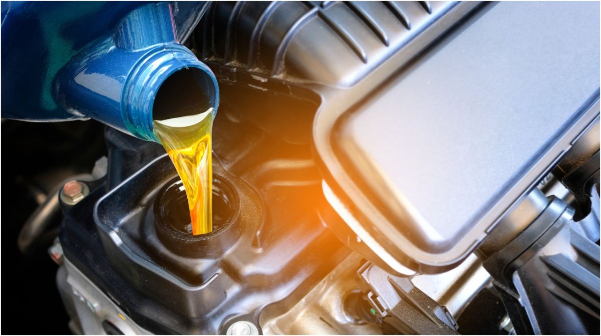 El manual de tu vehículo te indicará la viscosidad que debe tener el aceite ideal para el motor