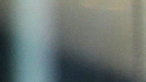 Amanda Miguel en conferencia de prensa con una foto de ella al lado de su esposo Diego Verdaguer.