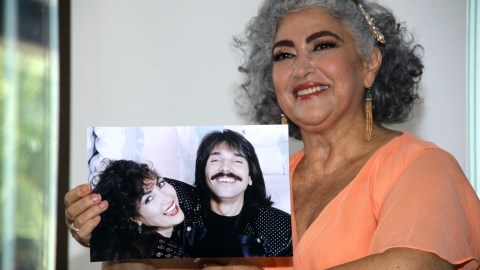 Amanda Miguel en conferencia de prensa con una foto de ella al lado de su esposo Diego Verdaguer.